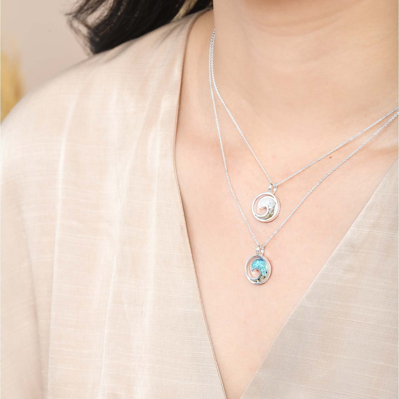 Dune Jewelry's sterling silver wave necklace with real turquoise stone and your personalized sand or element is featured in People Magazine's Spanish edition holiday gift guide