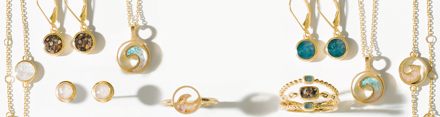 Dune Jewelry celebrates a fantastic year with the 14k gold jewelry collection.