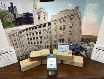 Dune Jewelry retailer Howard's Diamond Center features personalized luxury gifts for the holidays.