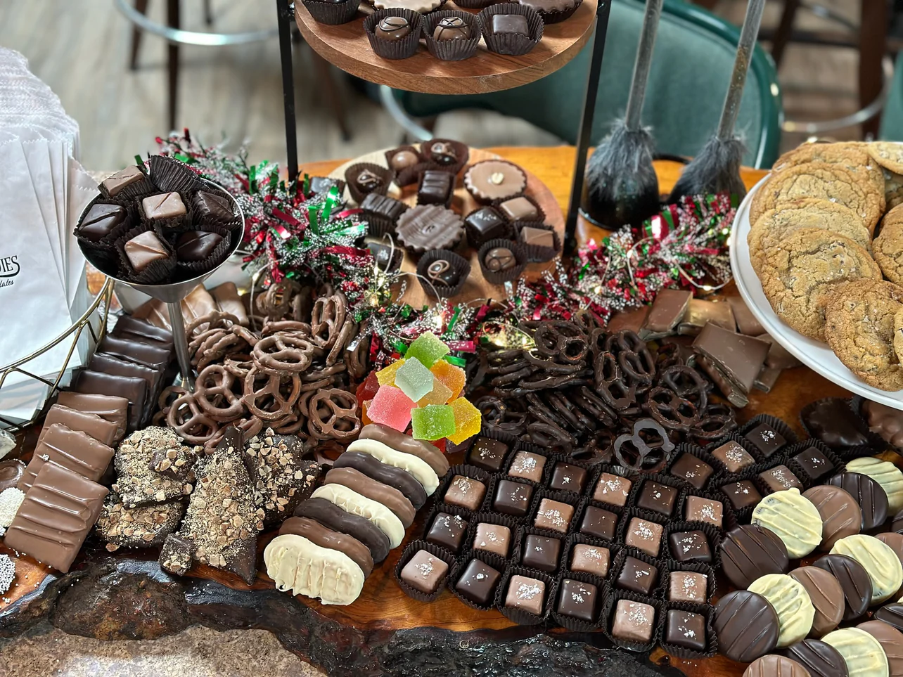 Alaska-inspired jewelry, travel jewelry and nature-inspired jewelry in Alaska. Travel guide to Alaska, group cruise trips with Dune Travels cruise, Christine Kesteloo and husband Piet eating King Crab legs at the beloved Alaska Fish House in Ketchikan, Alaska.