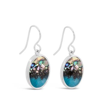 With an elongated oval silhouette, these large silver statement earrings reflect Alaska’s untamed horizons. Its triple gradient mirrors sea, land, and sky.